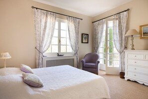 6 bedrooms, iron/ironing board, Internet, bed sheets