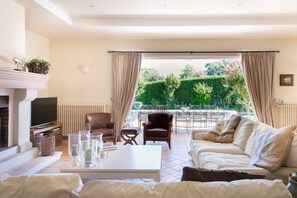 Fireplace, DVD player, ping pong - Villa Brillante - Six Bedroom Villa, Sleeps 12 (Mougins)