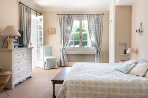 6 bedrooms, iron/ironing board, Internet, bed sheets - Villa Brillante - Six Bedroom Villa, Sleeps 12 (Mougins)