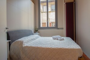 3 bedrooms, iron/ironing board, internet, bed sheets