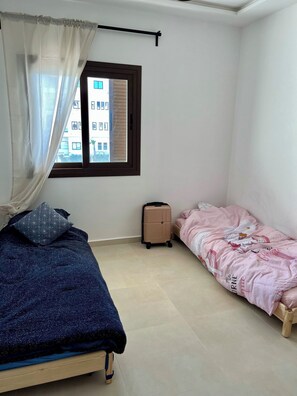 2 habitaciones, escritorio, tabla de planchar con plancha y wifi gratis