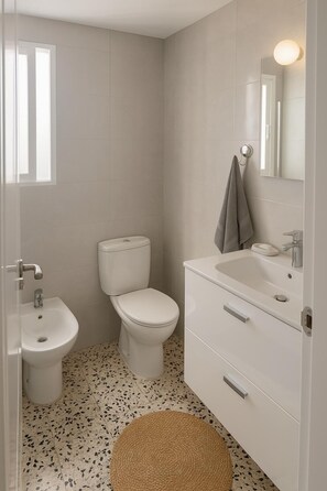 Bruser, hårtørrer, bidet, håndklæder