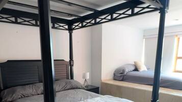 3 bedrooms, in-room safe, desk, free WiFi