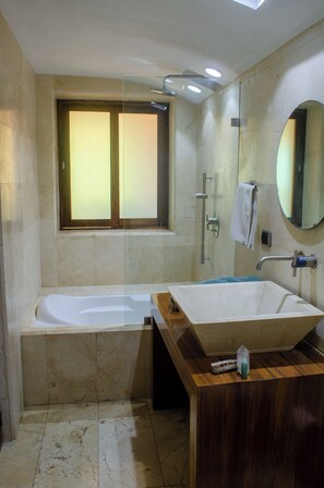 Shower, hair dryer, towels, soap - Yacht House in Hotel Zone Cancun, Mex (Cancún)