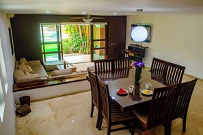 Smart TV - Yacht House in Hotel Zone Cancun, Mex (Cancún)