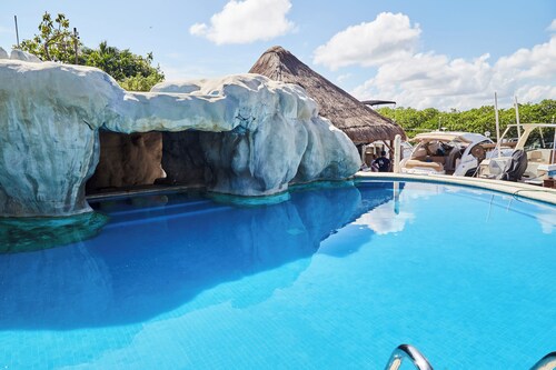 Yacht House in Hotel Zone Cancun, Mex
