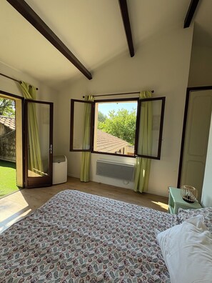 4 bedrooms, desk, iron/ironing board, free WiFi