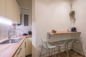 Frigorífico, horno, placa de cocina y cafetera o tetera