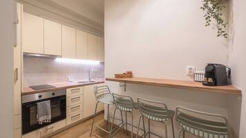 Fridge, oven, stovetop, coffee/tea maker