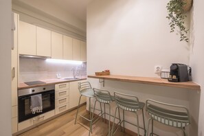 Réfrigérateur, four, plaque de cuisson, cafetière/bouilloire