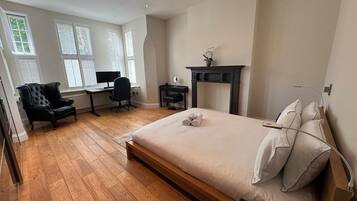 2 bedrooms, desk, iron/ironing board, WiFi