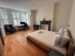 2 Schlafzimmer, Schreibtisch, Bügeleisen/Bügelbrett, WLAN