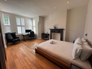 2 bedrooms, desk, iron/ironing board, WiFi