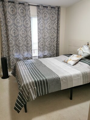 1 dormitorio, tabla de planchar con plancha, wifi y ropa de cama