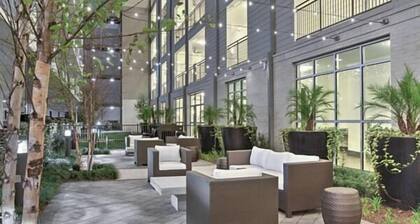 Downtown Elegance:Upscale Houston Retreat King Bed