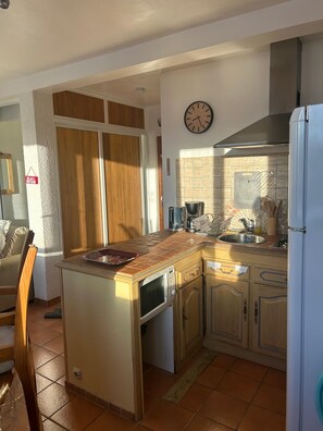 Kühlschrank, Mikrowelle, Herdplatte, Wasserkocher mit Kaffee-/Teezubehör