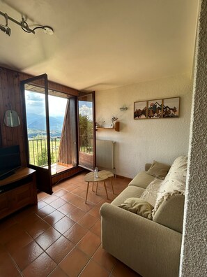 TV - Cosy apartment with mountain view (Font-Romeu-Odeillo-Via)