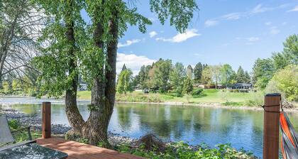 New Riverfront Home on 1 Acre - WiFi, Covered Deck