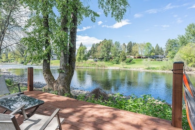 New Riverfront Home on 1 Acre - WiFi, Covered Deck