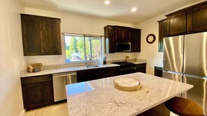 Kylskåp, mikrovågsugn, ugn och spishäll