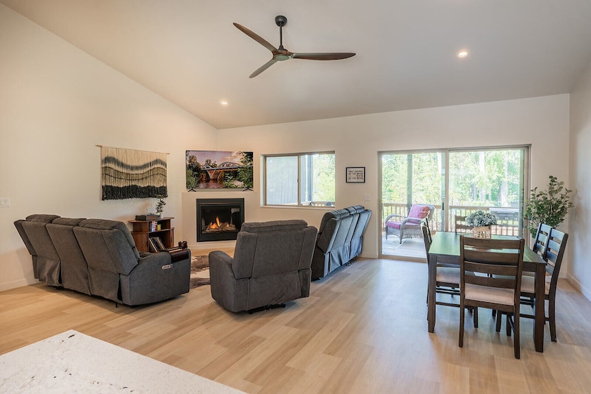 New Riverfront Home On 1 Acre - Wifi, Covered Deck - Grants Pass, OR