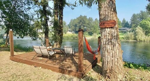 New Riverfront Home on 1 Acre - WiFi, Covered Deck