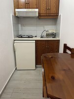 Μίνι ψυγείο, μαγειρικές εστίες, σκεύη μαγειρικής/πιάτα/κουζινικά