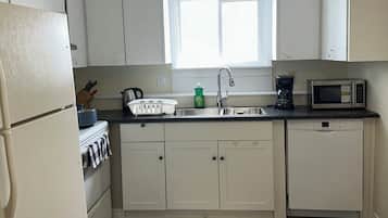 Jääkaappi, mikroaaltouuni, uuni, liesi