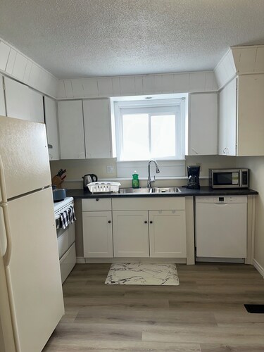 Cozy Two Bedroom Joyful Home Regina. Family Friendly!