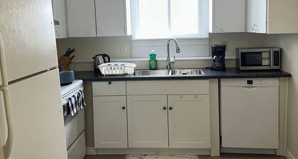 Cozy Two Bedroom Joyful Home Regina. Family Friendly!