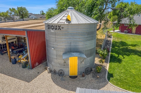 Außenbereich. Stay in a Real Silo • Cozy Loft + Electric Fireplace + Full Bath Near Boise
