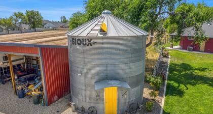Stay in a Real Silo • Cozy Loft + Electric Fireplace + Full Bath Near Boise