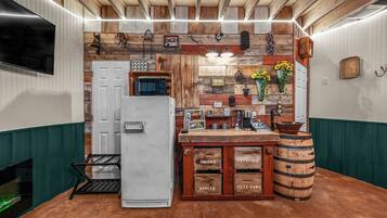 Refrigerador, microondas, cafetera y tetera y utensilios de cocina