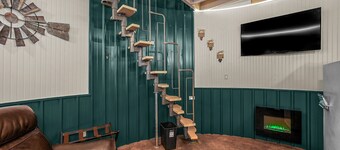 Stay in a Real Silo • Cozy Loft + Electric Fireplace + Full Bath Near Boise