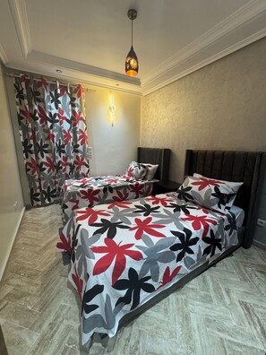 3 quartos, escrivaninha, ferros/tábuas de passar roupa