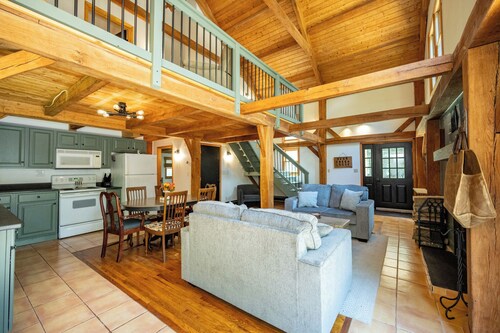 Bear Creek Lodge/Secluded Mountain Cabin w/ Hot Tub, Fireplace & Stunning Views