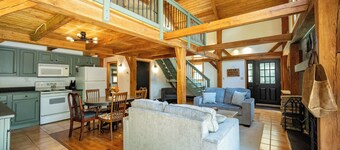 Bear Creek Lodge/Secluded Mountain Cabin w/ Hot Tub, Fireplace & Stunning Views