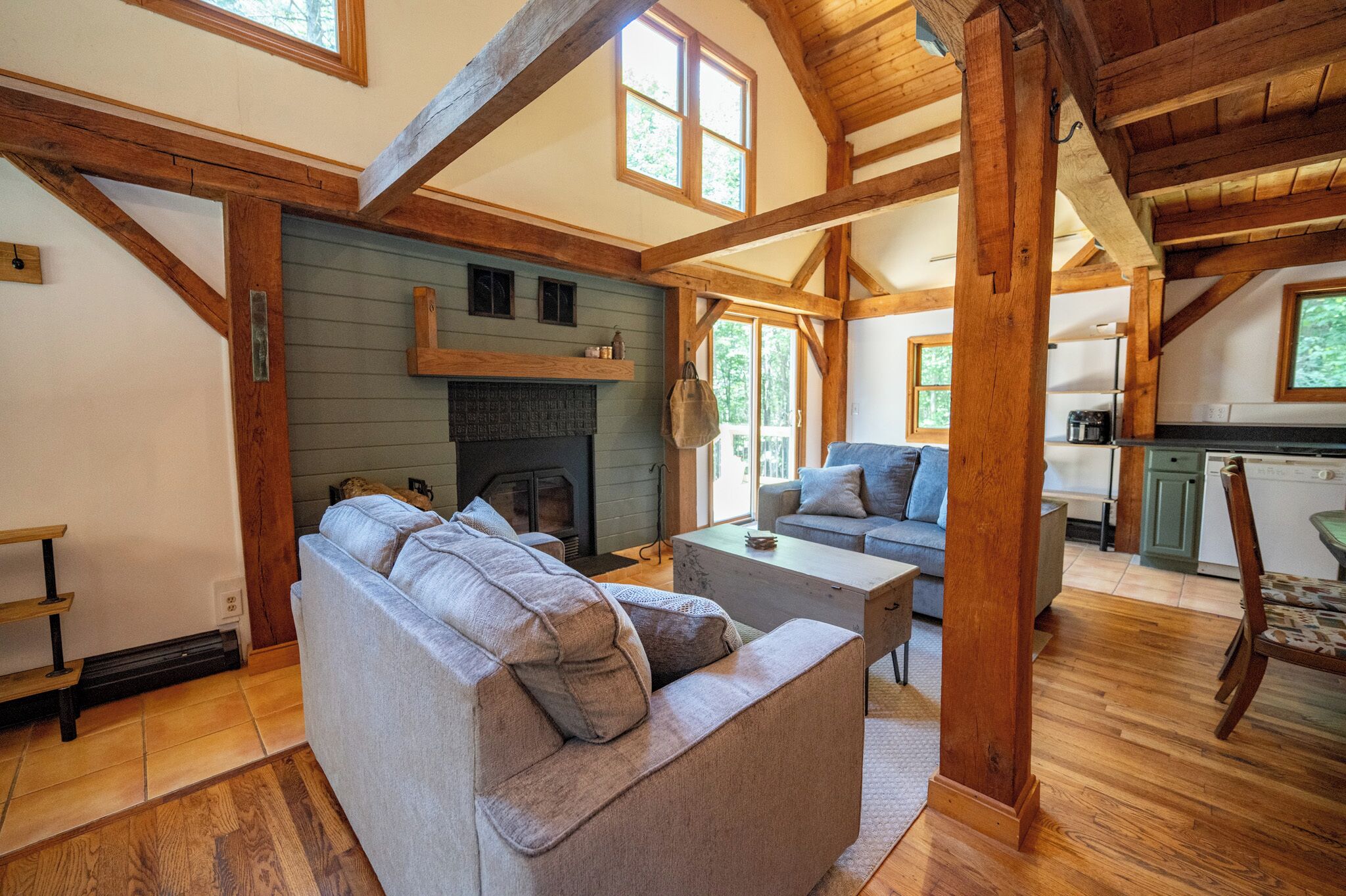 Älytelevisio, takka, videopelejä, DVD-soitin