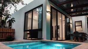 A modern house with a swimming pool, large glass doors, and a dining area. - Baalamkaab Flamenco Studio (Chichimilá)