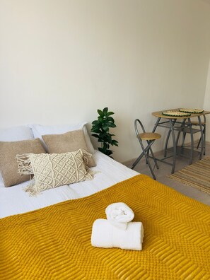 Iron/ironing board, WiFi, bed sheets
