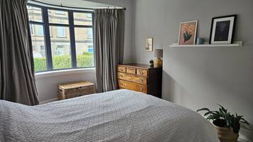 Iron/ironing board, WiFi, bed sheets