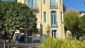 A two-story building with a balcony on the second floor. - Charming 1920s house in Nice district (Nice)