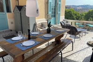 تناول الطعام بالخارج