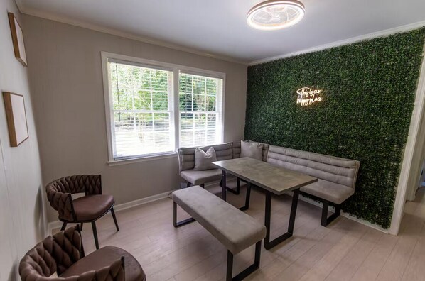 Interior - USC Cottage - Sleeps 8+ Wheel Chair Accessible (Columbia)