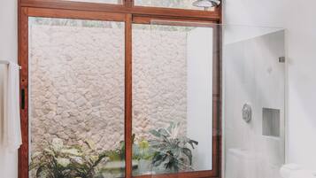 Douche, sèche-cheveux, serviettes fournies, savon