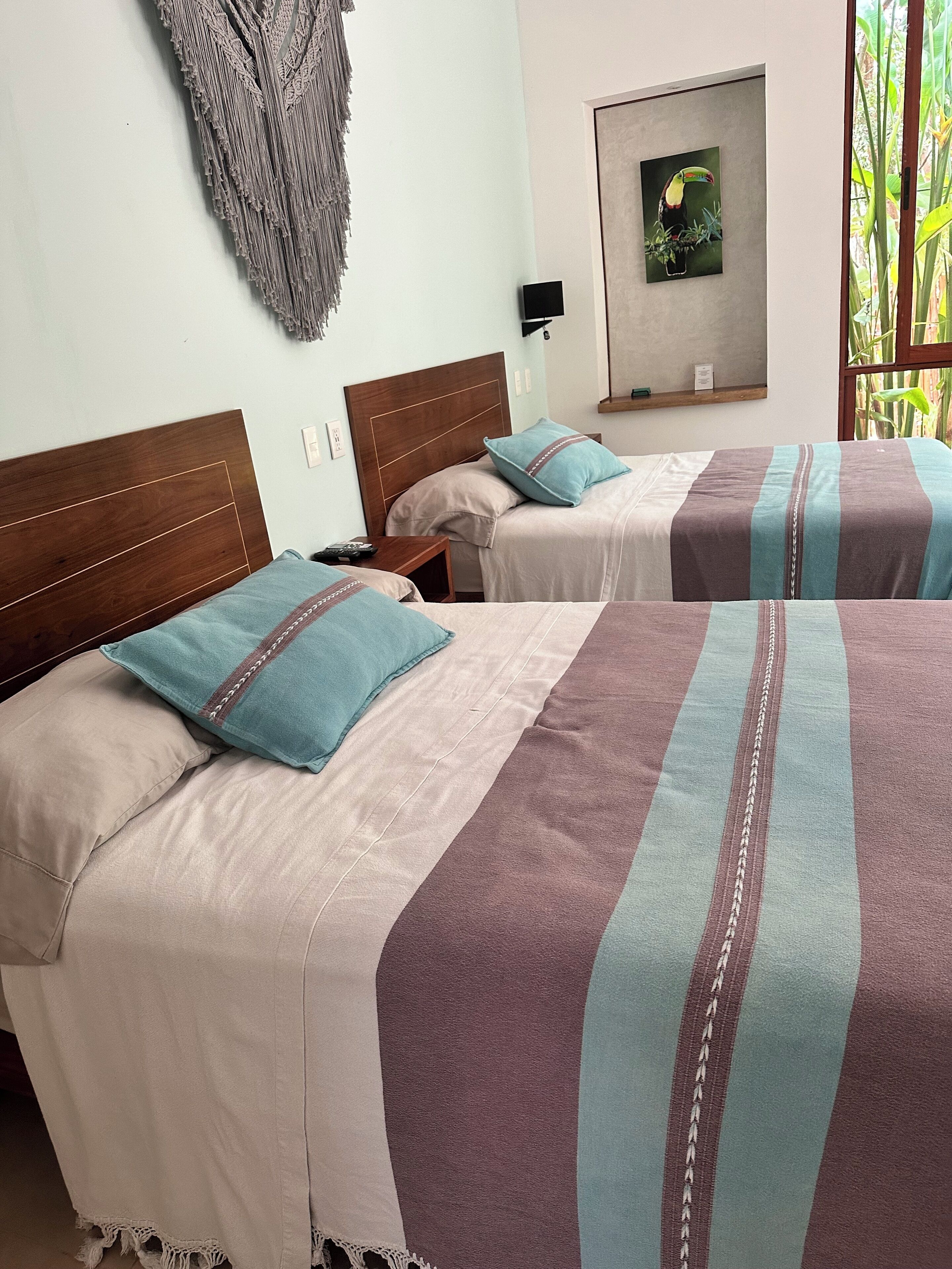 1 chambre, coffres-forts dans les chambres, fer et planche à repasser