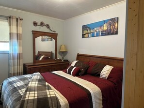 2 bedrooms, desk, iron/ironing board, travel cot