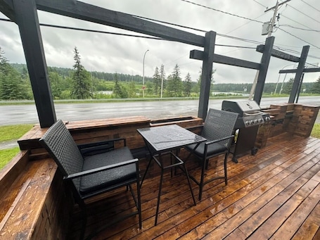 Restaurante al aire libre. Spacious & Charming Lakeview Home – Perfect for Families & Getaways