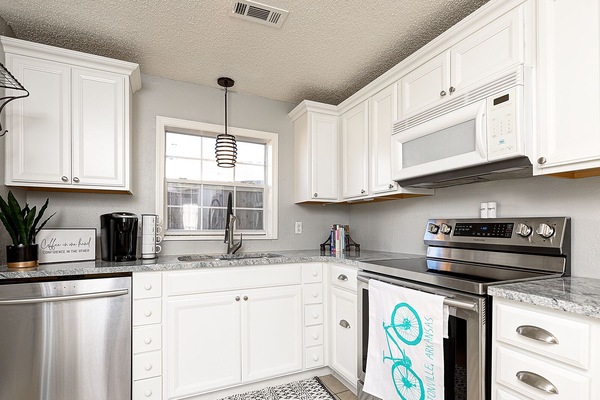 Geladeira, micro-ondas, fogão, cooktop