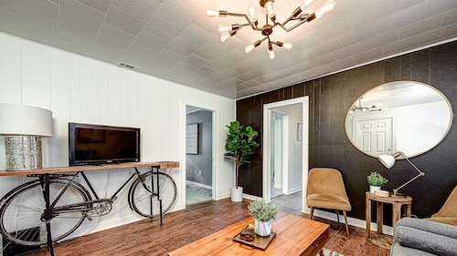 The Main Street Bungalow - Downtown Bentonville